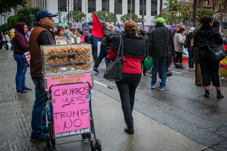 El Senado de California aprobó la ley SB946, la cual permite a los vendedores ambulantes trabajar sin miedo a ser aprehendidos por los policías en todo el estado.