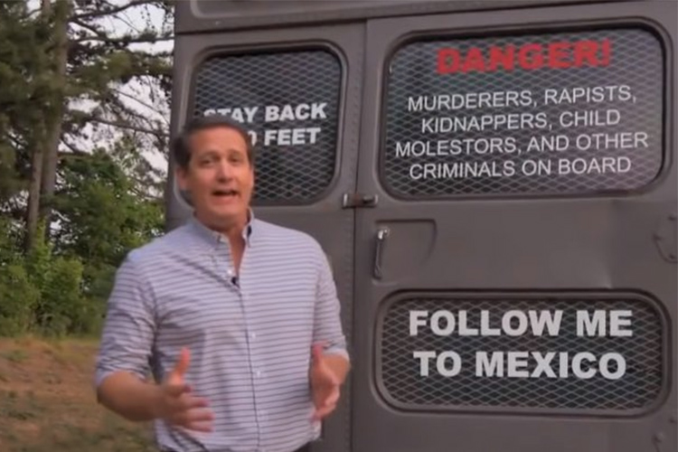 El “autobús de la deportación" marcado con polémicas consignas antinmigrantes, como “Asesinos, violadores, secuestradores, abusadores de niños y otros criminales a bordo. Síganme a México”.