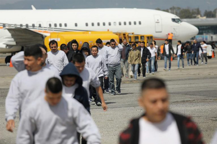 El 34% de los inmigrantes deportados por ICE no cuentan con antecedentes, a pesar de la promesa de enfocarse en los peligros para EU.