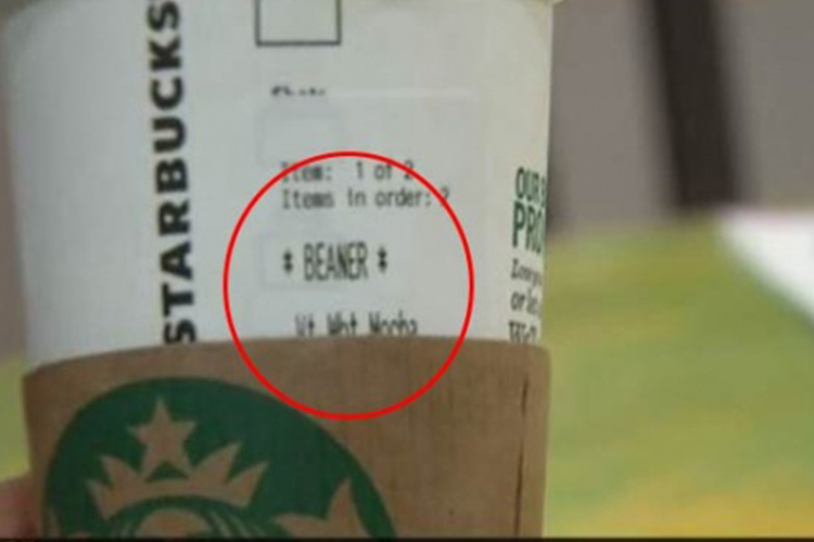 Un controvertido caso de racismo tuvo lugar esta semana cuando Pedro acudió a un local de la cadena Starbucks por café, sin embargo, el hombre recibió su orden con la palabra beaner (frijolero) escrita.