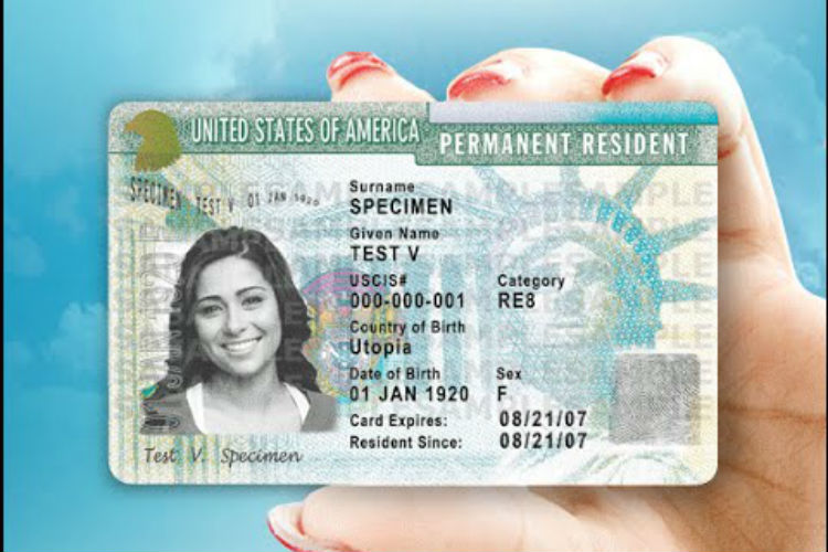 La oficina de Servicios de Ciudadanía e Inmigración (USCIS) anunció que retirará 8 mil 543 green cards, pues los documentos imprimieron con una fecha incorrecta.