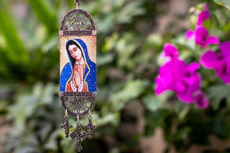 Mayo, es el mes dedicado a la Virgen María, y por eso el Mons. José Gomez obsequiará imágenes bendecidas de la Madre de Dios a todas las familias.