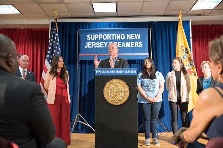 Los estudiantes indocumentados de Nueva Jersey ahora podrán recibir la ayuda financiera estatal, pues este día el gobernador Phil Murphy firmó una ley para que puedan acceder a becas.