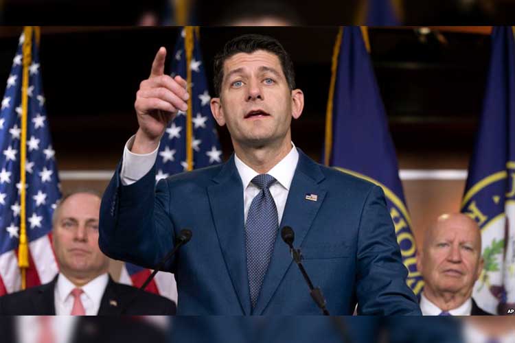 El presidente de la Cámara de Representantes de EE.UU., Paul Ryan, junto al líder de la mayoría Steve Scalise y el presidente de la Comisión de Medios y Arbitrios, Kevin Brady, hablaron con la prensa tras una reunión a puerta cerrada sobre inmigración el miércoles, 20 de junio de 2018.
