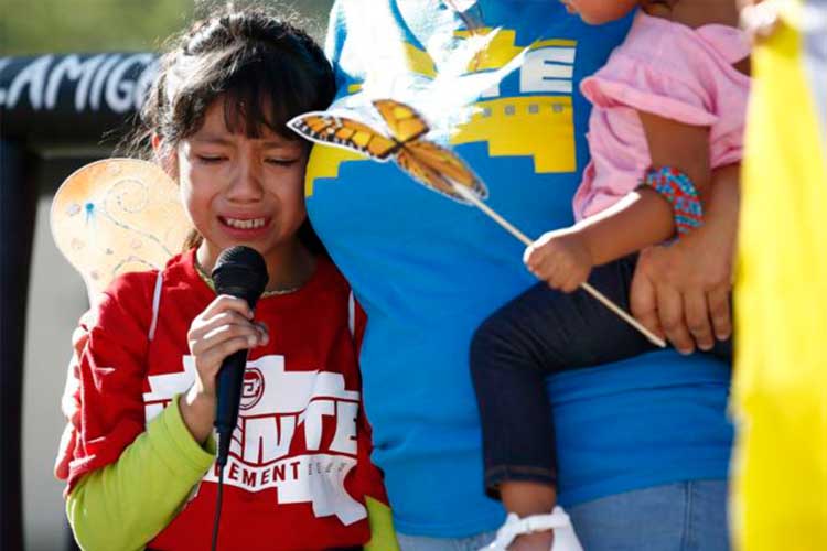 Akemi Vargas, de 8 años, llora durante una protesta en Phoenix, Arizona, contra la separación de familias. La niña contó que fue separada de su padre. Junio 18, 2018.