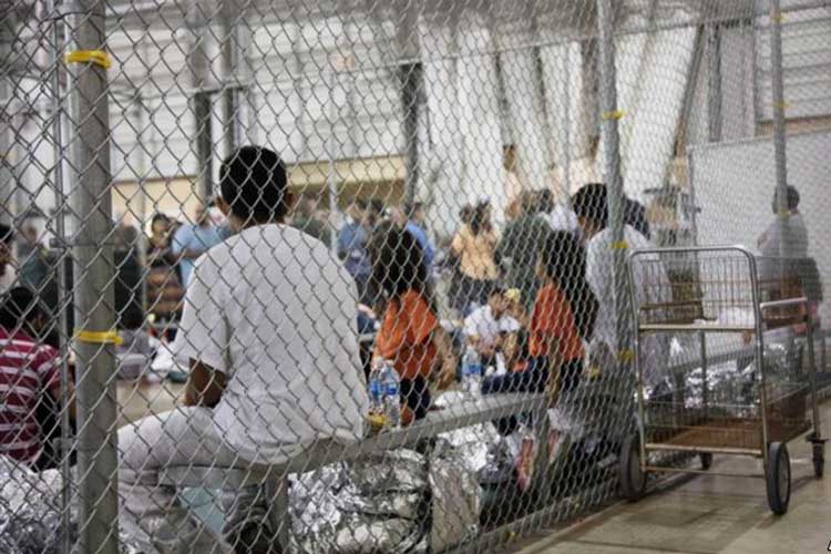 En esta foto proporcionada por la agencia de Aduanas y Protección Fronteriza de EE.UU., personas que han sido detenidas por entrada ilegal a Estados Unidos, permanecen en una de las jaulas de una instalación en McAllen, Texas, el domingo 17 de junio de 2018.