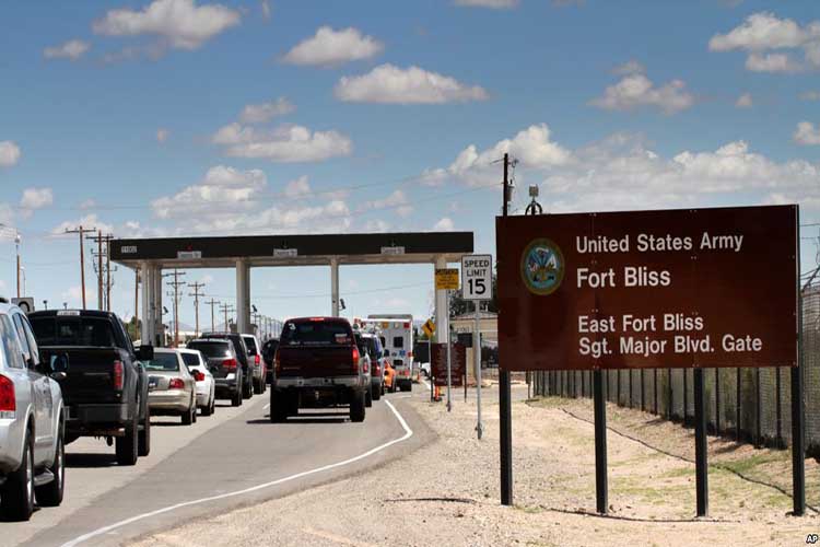 Entrada a la Base aérea Fort Bliss en El Paso, Texas, una de tres propiedades militares del estado que será considerada para albergar niños migrantes no acompañados.