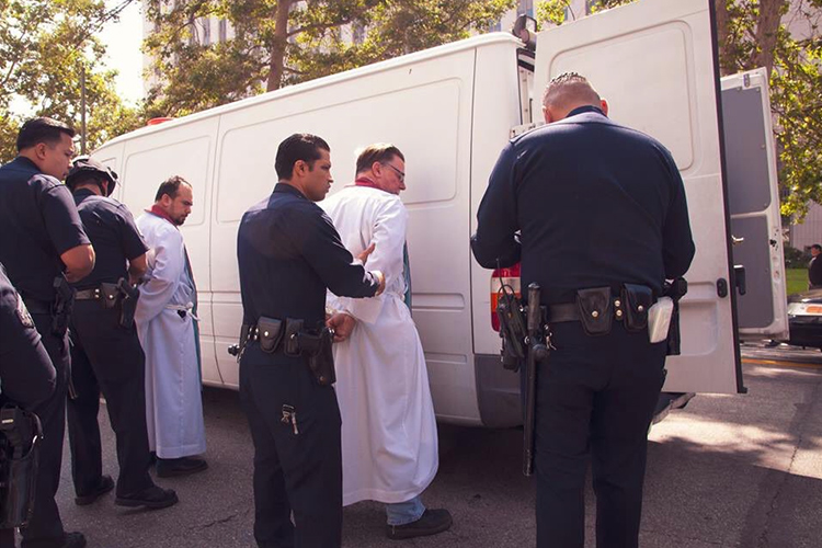 Un grupo de unos 20 líderes religiosos fue arrestado este martes en el centro de Los Ángeles durante una protesta contra la separación de familias.