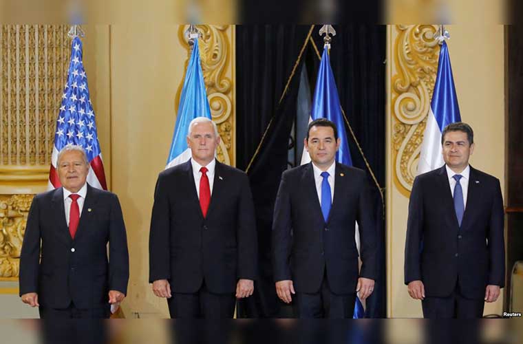 De izquierda a derecha, presidente de El Salvador, Salvador Sánchez Cerén; vicepresidente de EE.UU., Mike Pence; presidente de Guatemala, Jimmy Morales y presidente de Honduras, Juan Orlando Hernández en el Palacio Nacional de Cultura de Guatemala. Junio 28 de 2018.