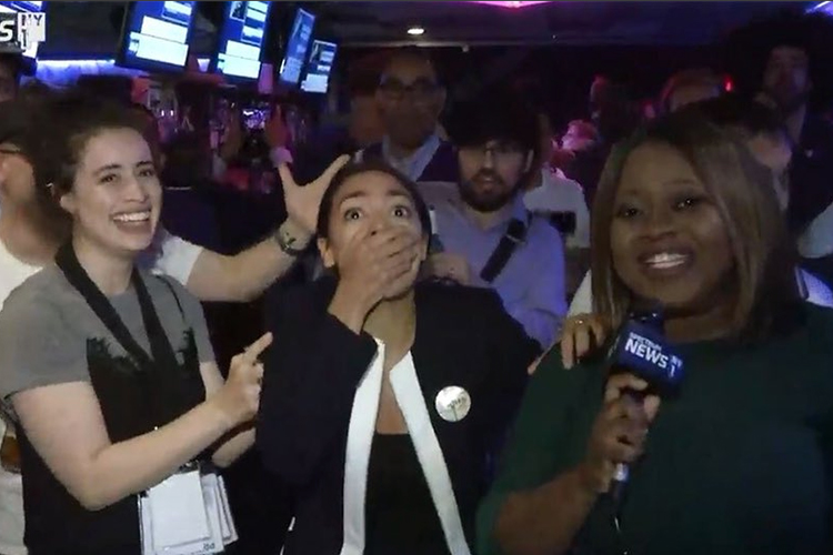 Alexandria Ocasio-Cortéz es una latina de 28 años de edad que en su primer campaña y contra todo pronóstico derrotó a su contrincante en las primarias de NY
