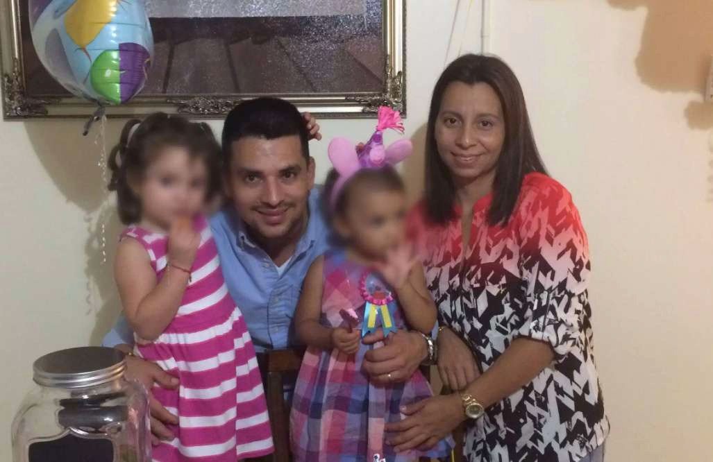Pablo Villacencia con su esposa e hijas