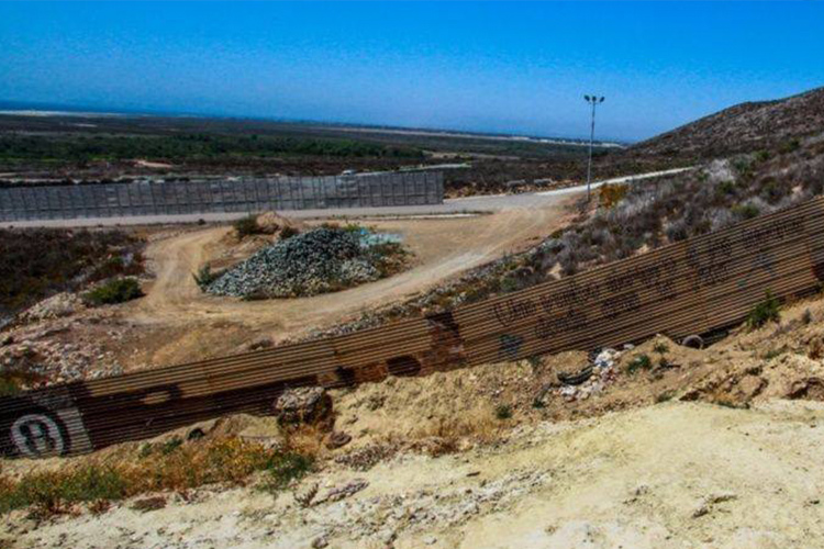 Tres familias del municipio de Tijuana ampliaron sus viviendas hasta pegarlas a la valla que divide a México, ahora sus propiedades se ven comprometidas.