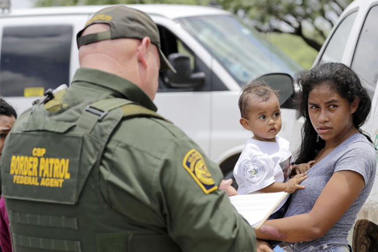 La juez de distrito Dana Sabraw fijó un plazo de 30 días para que los menores separados de sus padres en la frontera sean devueltos. | Foto: Voz de América