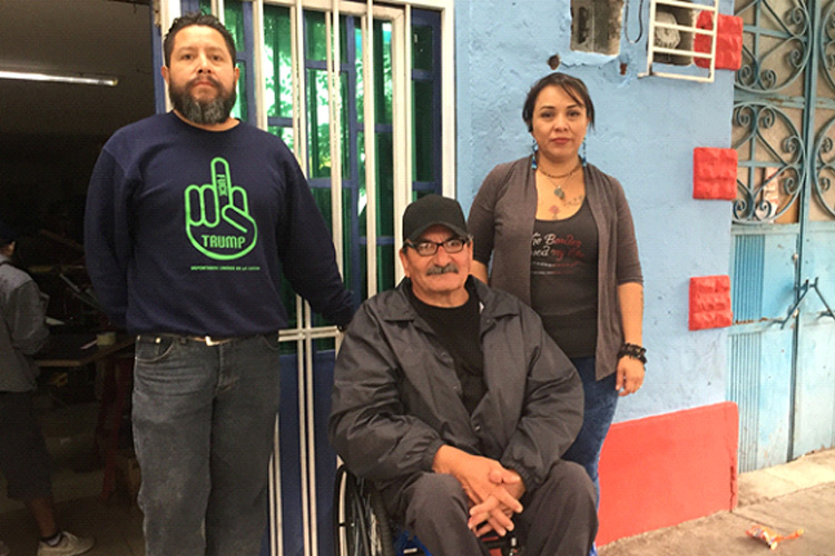 Salvador Díaz (en medio) acompañado por Gustavo y Ana Laura, de DUL. Salvador ya tiene nueva silla de ruedas, pero aún requiere tu apoyo, paisano, para sus medicamentos y para sus necesidades cotidianas en lo que encuentra un empleo (Foto: Conexión Migrante).