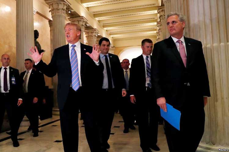 El presidente de EE.UU., Donald Trump, habla brevemente a periodistas tras una reunión a puertas cerradas con los legisladores republicanos en el Capitolio. Junio 19 de 2018.