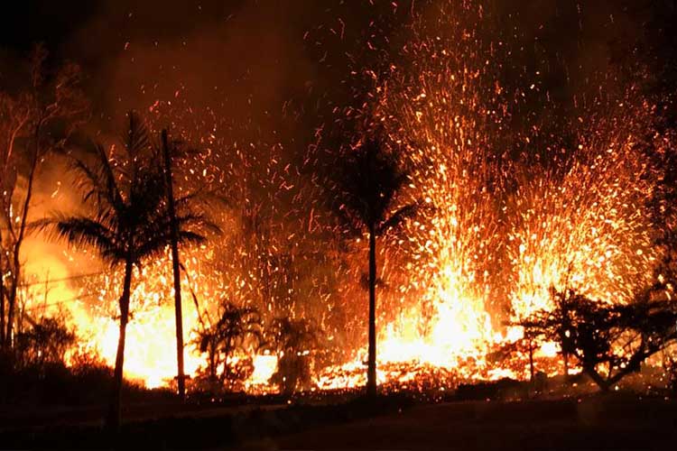 Lava es expulsada en Leilani Estates durante las erupciones del volcán Kilauea en Hawái el martes, 5 de junio de 2018.
