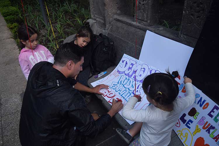 Los niños también participaron en la protesta haciendo carteles. Foto: @XantheTovar