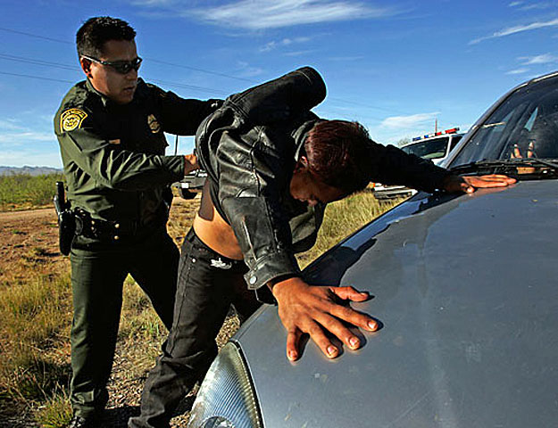 Un agente de la CBP detuvo a dos hermanas adolescentes por contrabandear personas en Tucson.