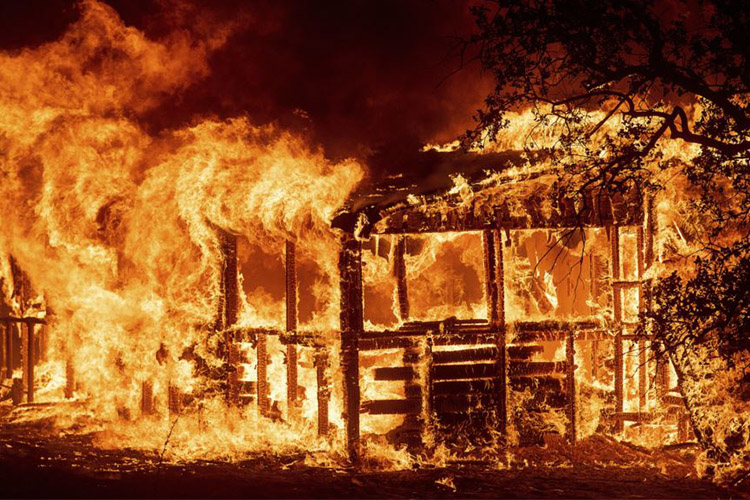 Un mortífero incendio se extendió por el norte de California este viernes, la magnitud de las llamas es tal que miles de residentes tuvieron que huir de sus hogares. Foto: Voz de América/ AP