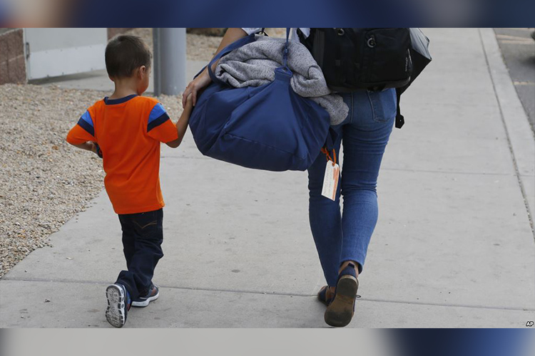 Este martes poco menos de 50 niños pequeños inmigrantes separados por el gobierno de Estados Unidos serán entregados a sus padres. Foto: Voz de América
