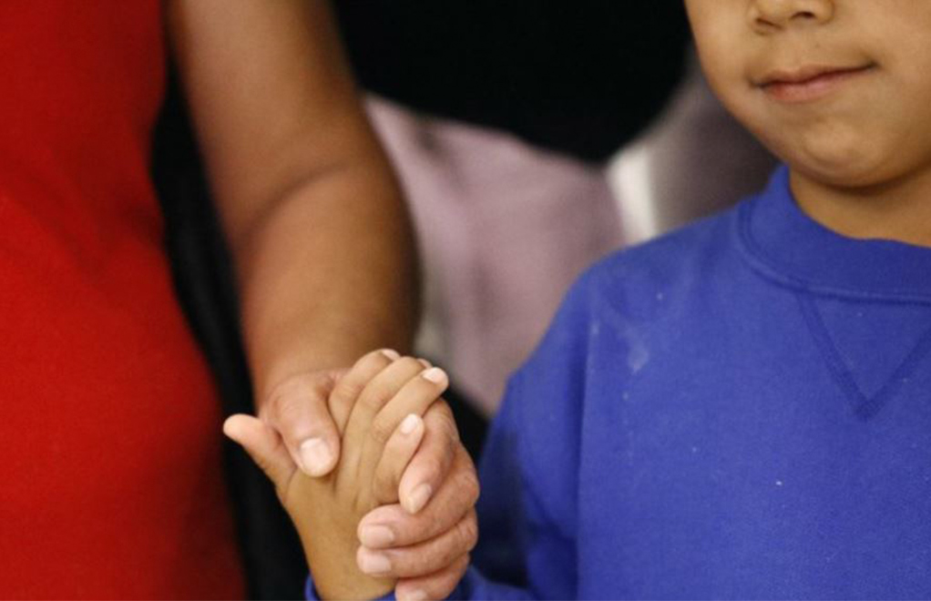 Las autoridades estadounidenses comenzaron el martes a reunir a niños menores de 5 años con sus padres. Foto: Voz de América