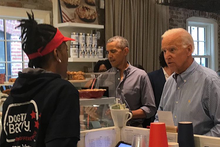 El expresidente Barack Obama y su vicepresidente, Joe Biden, se reunieron este lunes en la panadería Dog Tag Bakery