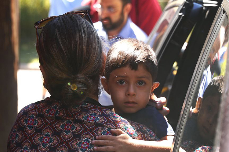 Aún queda un largo camino para reunificar a las miles de familias de migrantes separadas a la fuerza debido a la política de "tolerancia cero" | Foto: Voz de América / AP