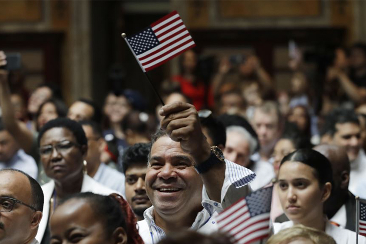 Para finales de julio, se espera que la administración Trump de un cambio radical de política que podría bloquear la entrada de millones de extranjeros Foto: Voz de América