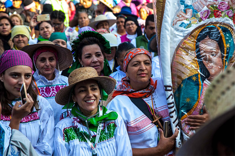 Durante la peregrinación de este año a la Basílica de Guadalupe pensé en las palabras que le dirigió la virgen morena a San Juan Diego: “Yo soy vuestra piadosa madre; tuya, y de todos vosotros juntos los moradores de esta tierra”. | @INBGuadalupe