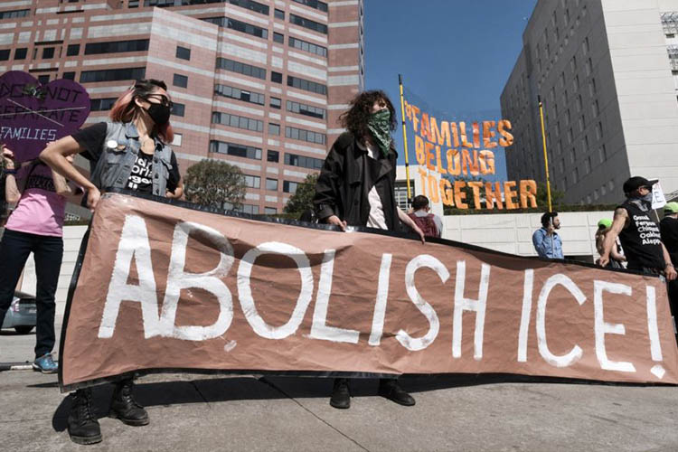 Archivo. Manifestantes despliegan un cartel que dice "Eliminen ICE" durante una protesta frente a la instalación del Servicio de Inmigración y Aduanas en Los Ángeles, California, el 2 de julio de 2018.