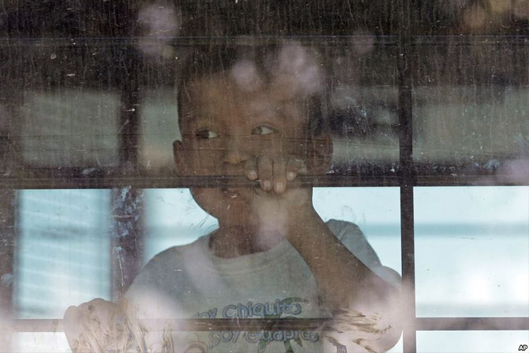 ARCHIVO - Un niño inmigrante mira desde un autobús de la Patrulla Fronteriza de EE.UU. que sale del Centro de Procesamiento Central de la Patrulla Fronteriza de EE.UU. En McAllen, Texas, el 23 de junio de 2018.ARCHIVO - Un niño inmigrante mira desde un autobús de la Patrulla Fronteriza de EE.UU. que sale del Centro de Procesamiento Central de la Patrulla Fronteriza de EE.UU. En McAllen, Texas, el 23 de junio de 2018.