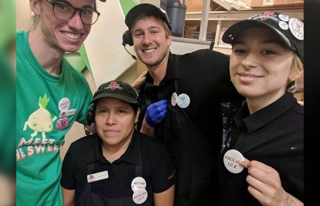 Diez empleados del restaurante de hamburguesas Burgerville fueron sancionados y agredidos tras mostrar mensajes contra ICE.