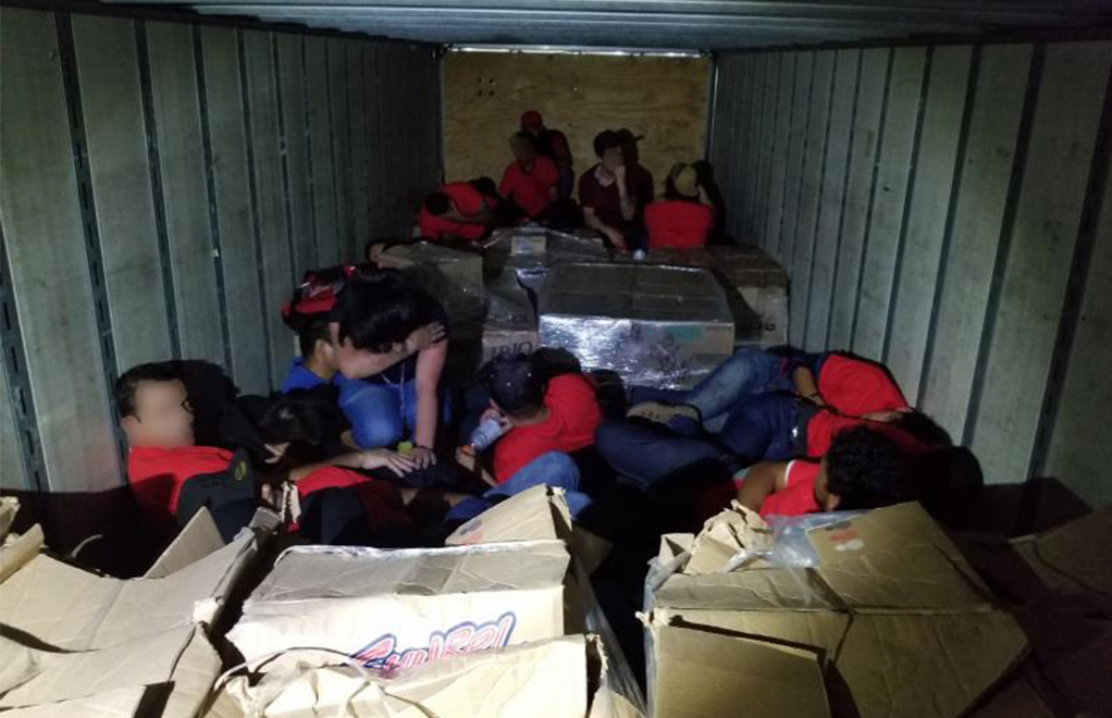 55 migrantes indocumentados fueron aprehendidos este miércoles por agentes de la migra; viajaban en condiciones críticas.