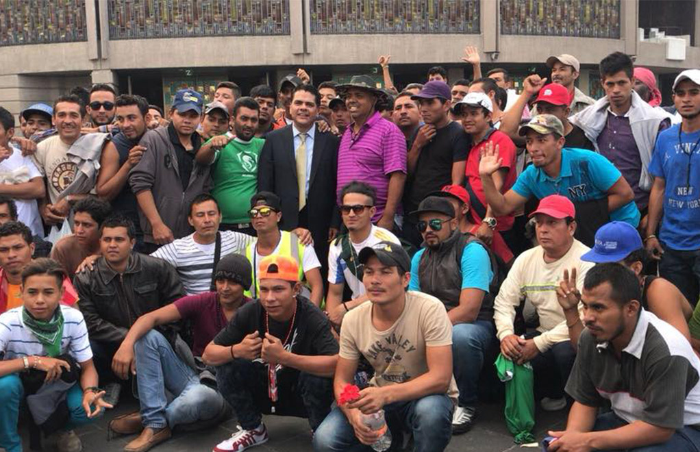 Pueblo sin Fronteras reportó que dos de sus miembros fueron golpeados y arrestados por oficiales de Tijuana durante una protesta contra la policía