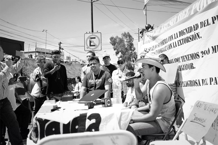 Integrantes de la organización Pueblo sin Fronteras salieron a las calles para protestar contra los abusos de autoridad cometidos por la Policía Municipal de Tijuana