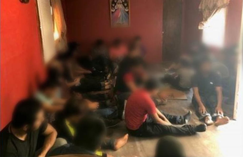 Una denuncia ciudadana terminó en el arresto de 24 migrantes indocumentados, los cuales se encontraban al interior de una casa