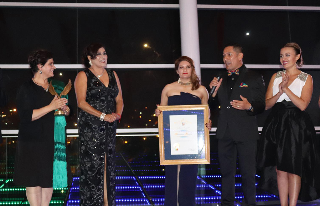 Rosalva Ruíz recibió el Galardón Retorno a Mis Raíces, en reconocimiento a su destacada trayectoria con la comunidad migrante