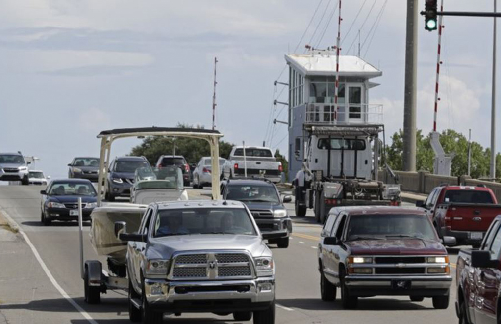 Funcionarios de emergencia exhortaron a millones de residentes a lo largo de la costa sureste a finalizar los preparativos antes de la llegada de Florence | Foto: Voz de América / AP