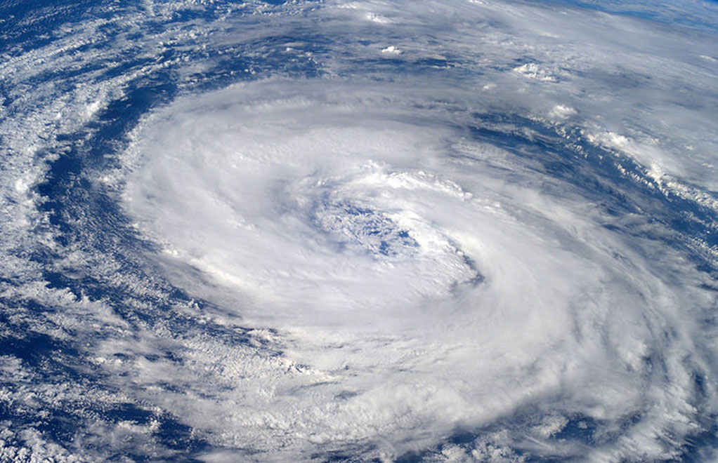 El huracán Florence se intensificó a categoría 3 el lunes y podría azotar directamente la costa este de Estados Unidos