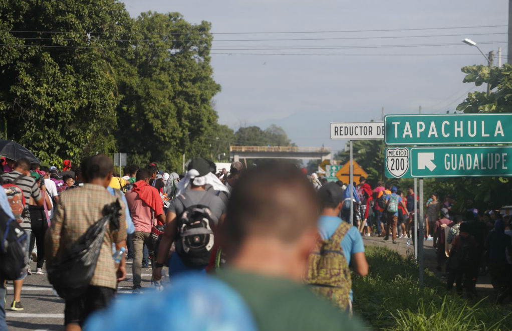 Una creciente multitud de cinco mil migrantes centroamericanos abrumó a las autoridades mexicanas este fin de semana. | Foto: Voz de América | AP