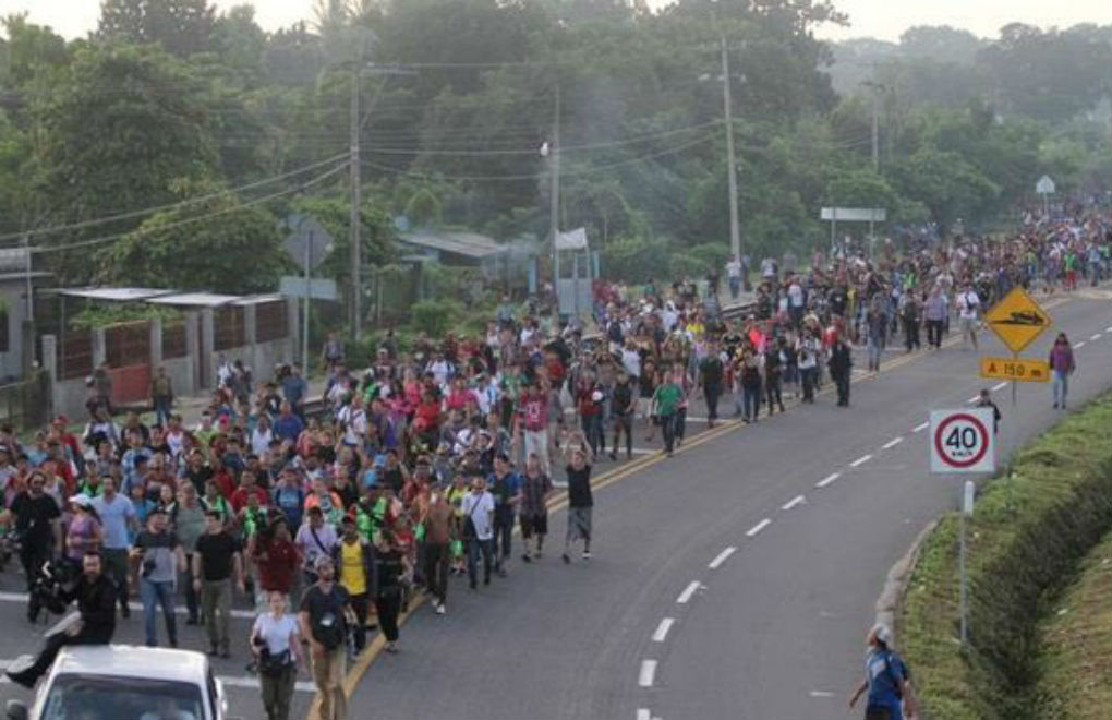 Poco antes de llegar a Oaxaca, elementos de la Policía Federal bloquearon el paso a la caravana migrante, impidiéndo que continuaran su camino. | Foto: Especial