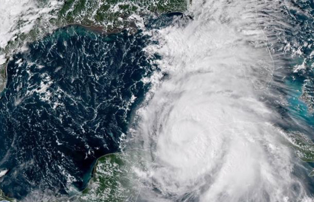 El fenómeno viaja a 19 kilómetros por horas y presenta vientos máximo sostenidos que alcanzan lo 155 kilómetros por hora y podría pasar a categoría 3 cuando toque tierra de Florida, este miércoles.