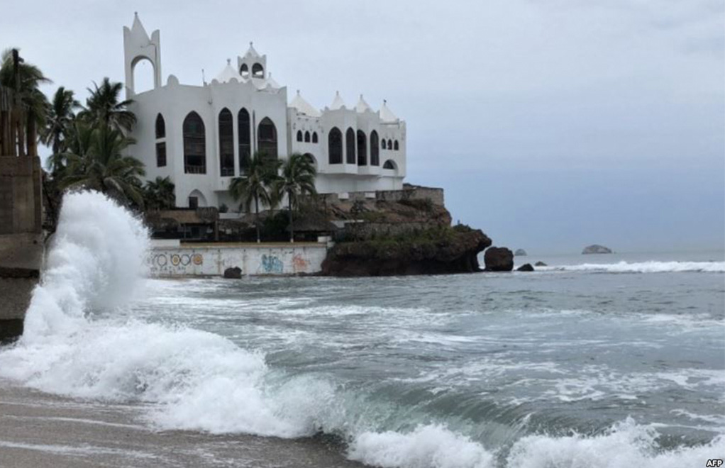 Estados como Sinaloa y Nayarit ya suspendieron clases debido a la amenaza que representa el huracán Willa, se estima que toque tierra el martes | Foto: Voz de América