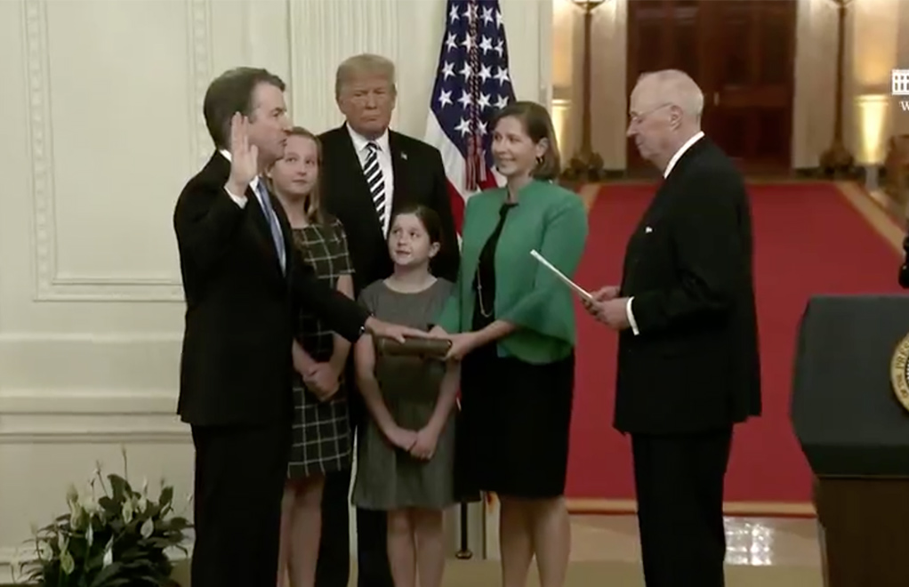 Brett Kavanaugh rindió juramento en la Casa Blanca como nuevo juez de la Suprema Corte, puesto que ocupará de por vida en el tribunal más importante