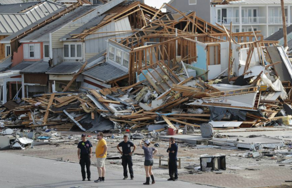 La tormenta destrozó barrios enteros, reduciendo casas y negocios, dañando carreteras y dejando escenas de devastación.