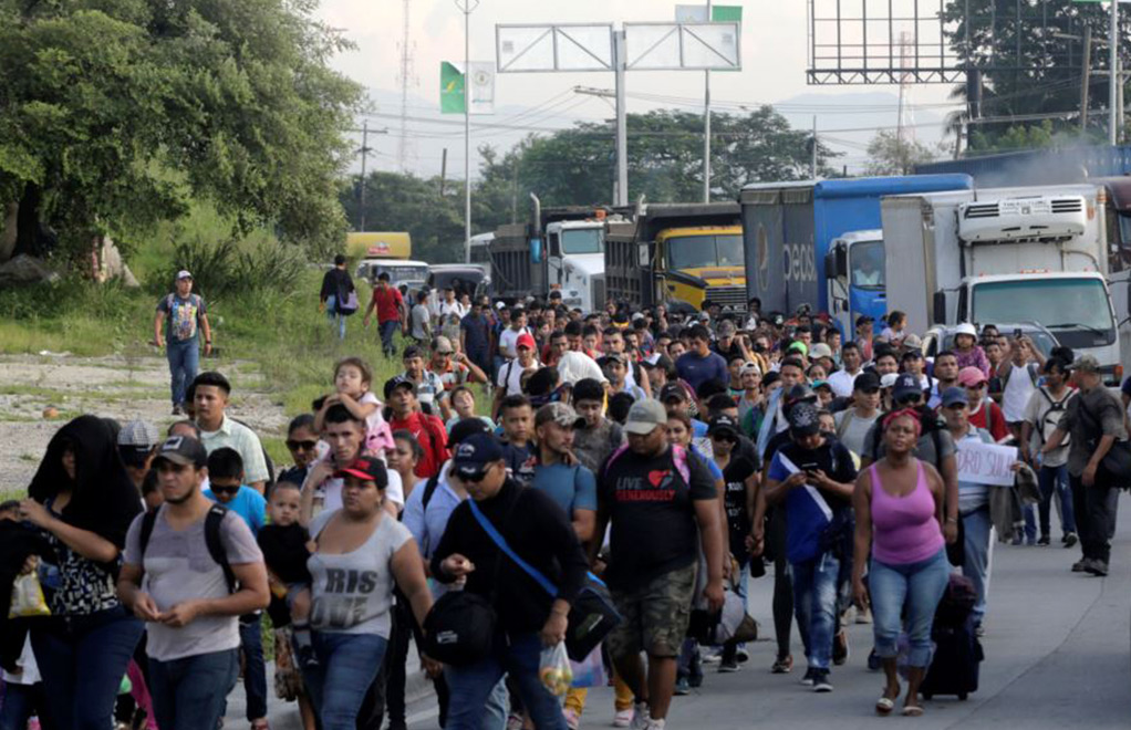 Amnistía Internacional pidió al Gobierno de México respetar los derechos de los más de mil 600 migrantes que huyeron de Honduras y buscan llegar a EU | Foto: Voz de América / Reuters