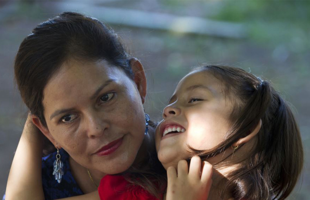 Araceli Ramos tiene a su hija Alexa de 5 años, sin embargo el gobierno le ordenó firmar una renuncia para dejar a Alexa atrás. | Foto: Voz de América / AP