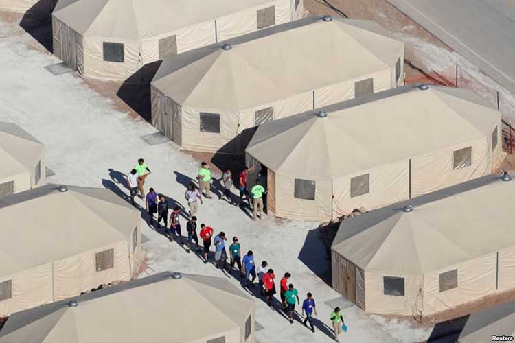 El gobierno de Donald Trump ha trasladado durante la noche a cientos de niños inmigrantes a la “ciudad de las carpas”, ubicada en Tornillo | Foto: Voz de América / Reuters