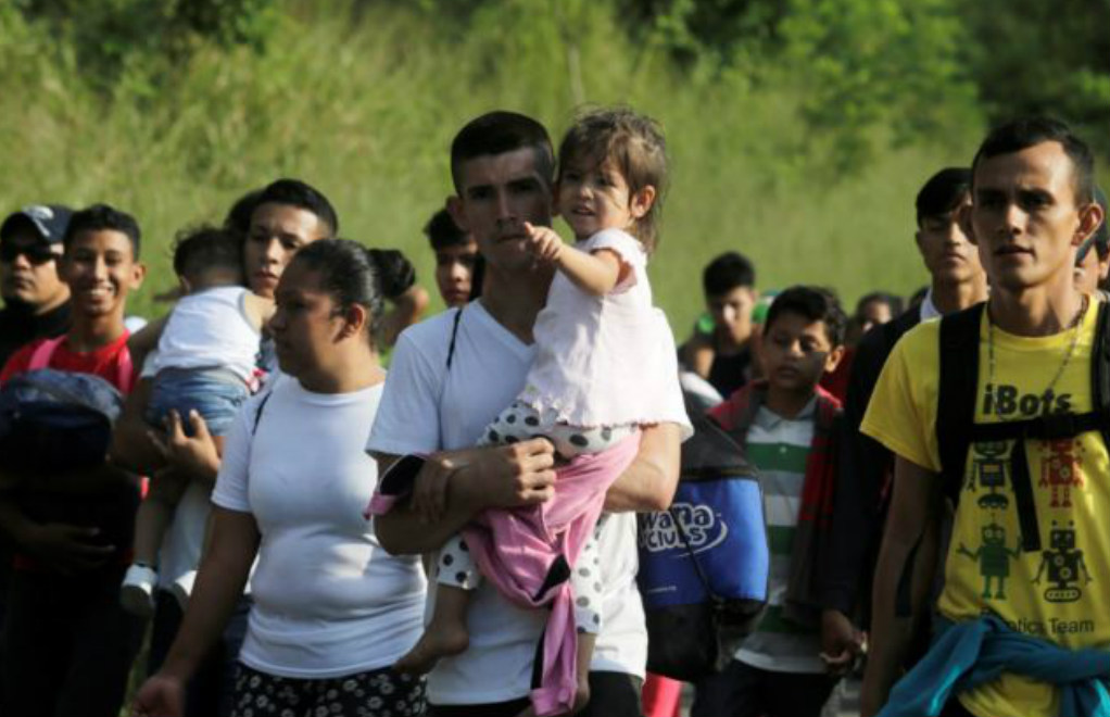 La caravana con unos dos mil hondureños, ya cruzó la frontera de su país hacia Guatemala