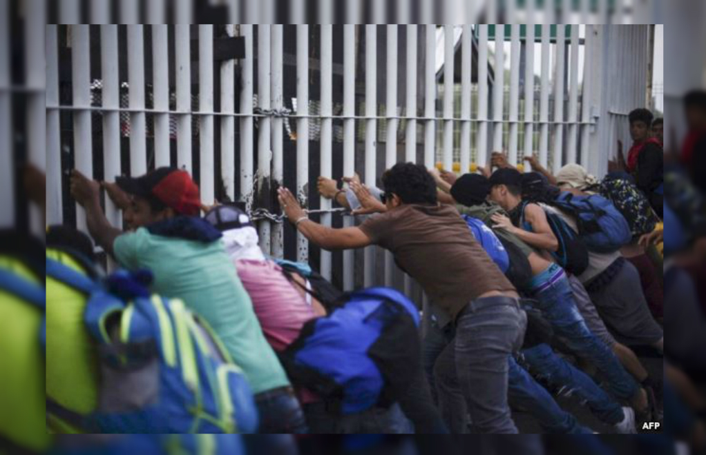 Los disturbios se suscitaron cuando cientos de migrantes pretendían avanzar hacia la aduana mexicana.